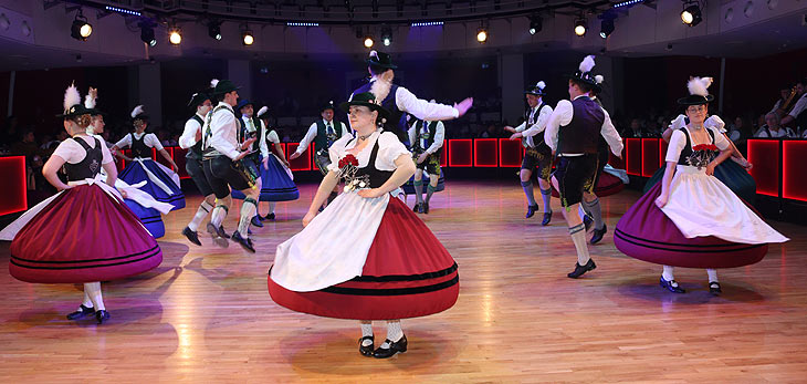 Alle machen mit : Oide Wiesn Bürgerball  im Deutschen Theater (©Foto:Martin Schmitz)
